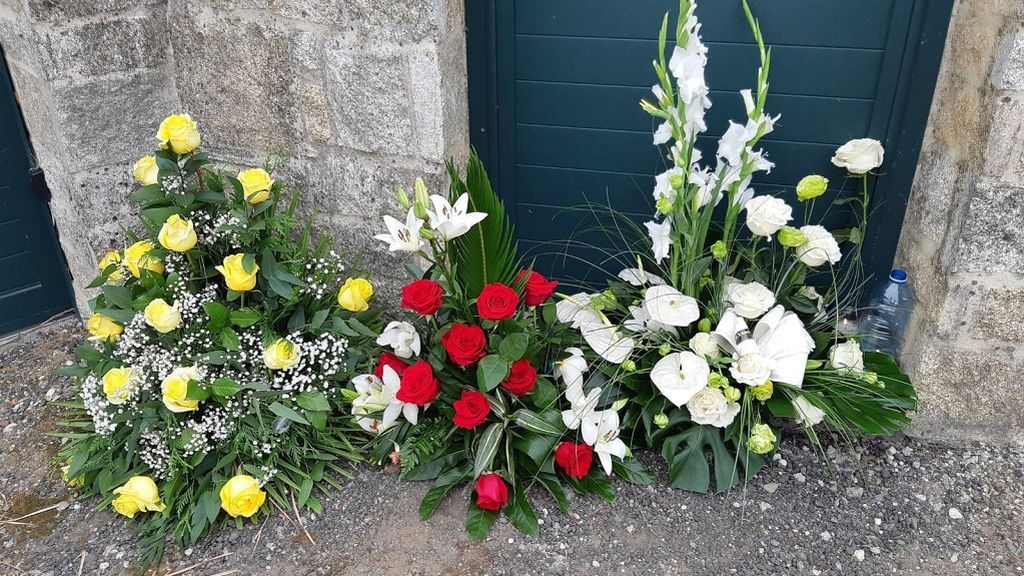 Tres centros de flores en la entrada de la casa de Valga
