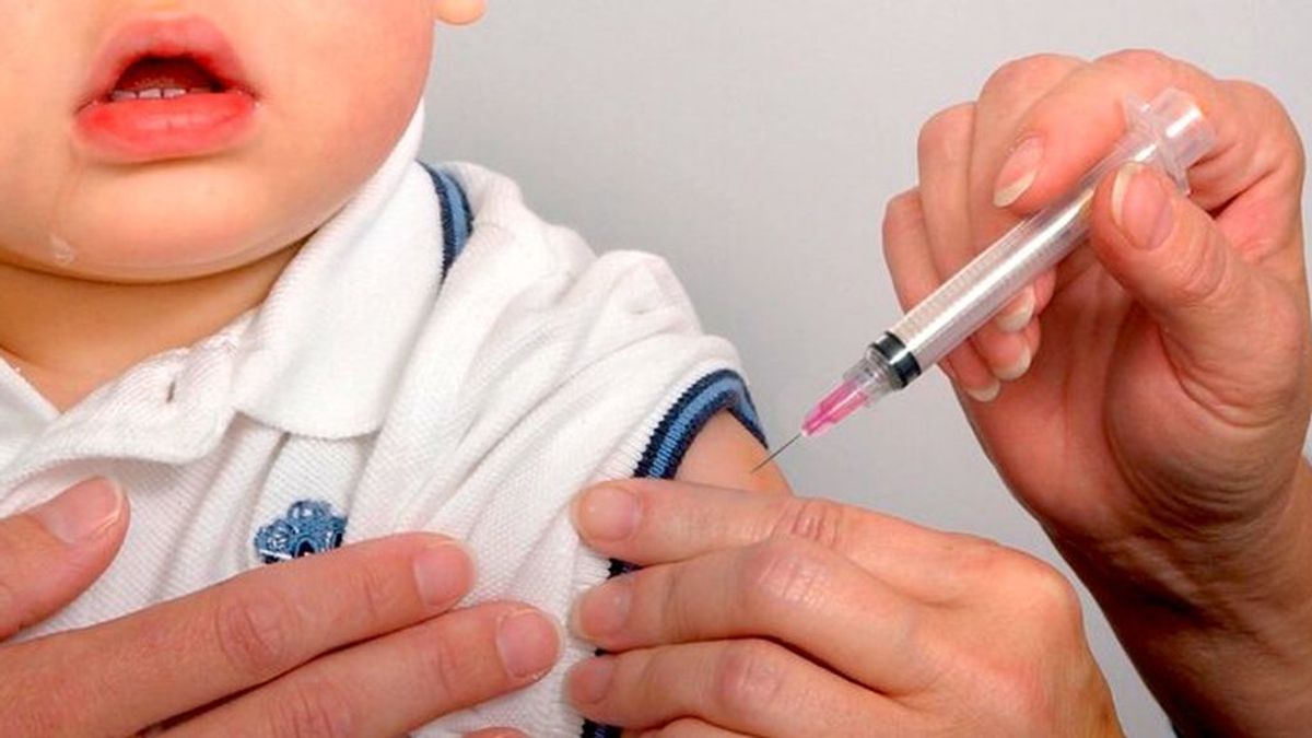 Niño siendo vacunado