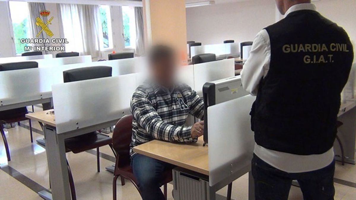 Cambiazos, pinganillos y microcámaras: catálogo de trampas en el carné de conducir Cambiazos, pinganillos y microcámaras: catálogo de trampas en el carné de conducir