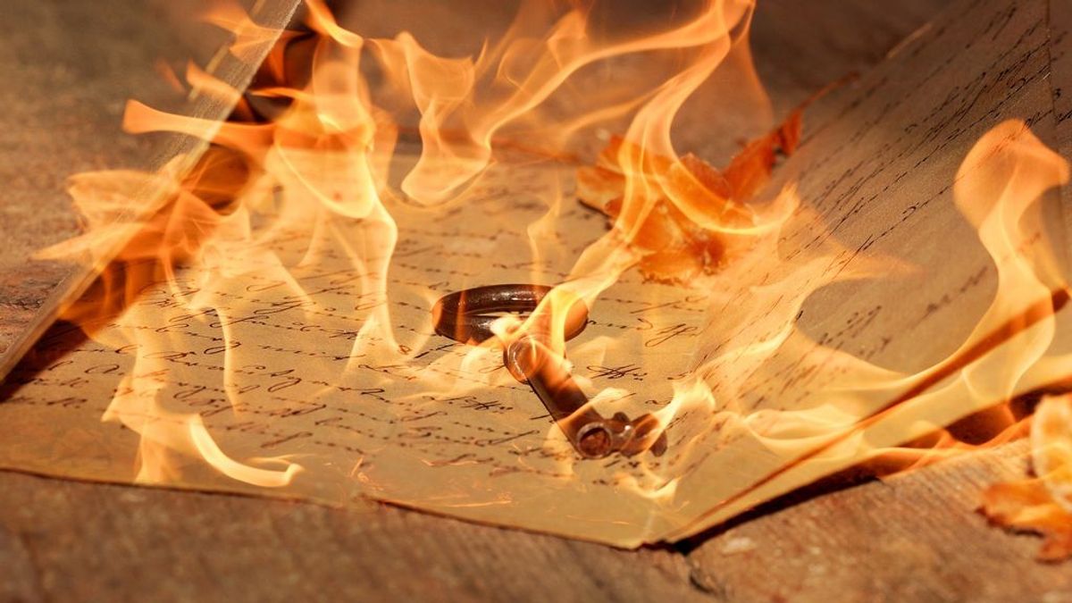 Una joven de 19 años provoca un incendio en su casa al intentar quemar las cartas de su ex novio