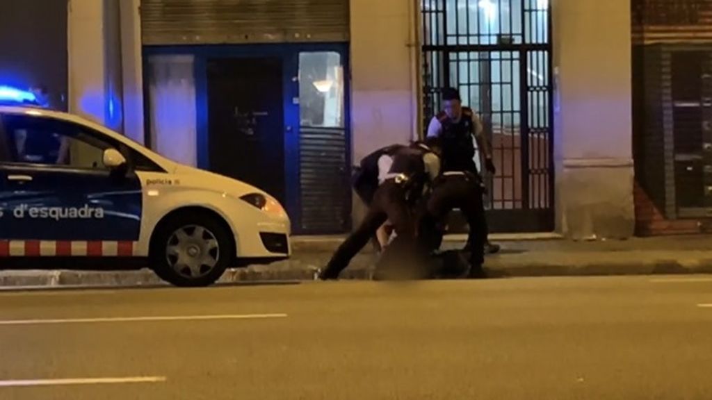 Detienen en Barcelona a un hombre que acababa de pegar a su expareja en plena calle