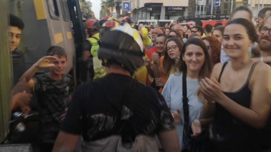 Emocionante y caluroso aplauso a los militares de la UME en Murcia