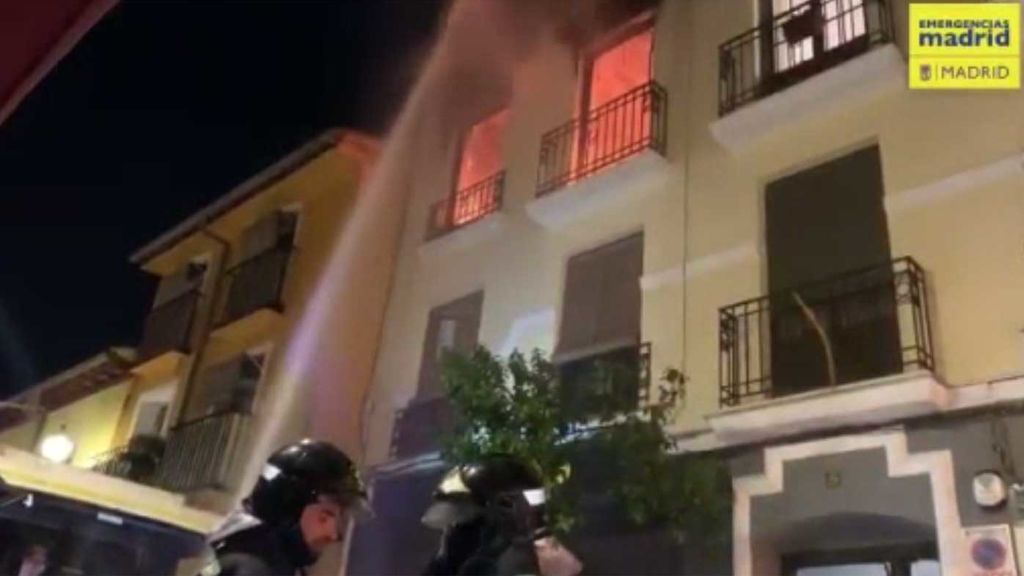 Tres heridos, entre ellos dos bomberos, en el incendio de un piso en Madrid
