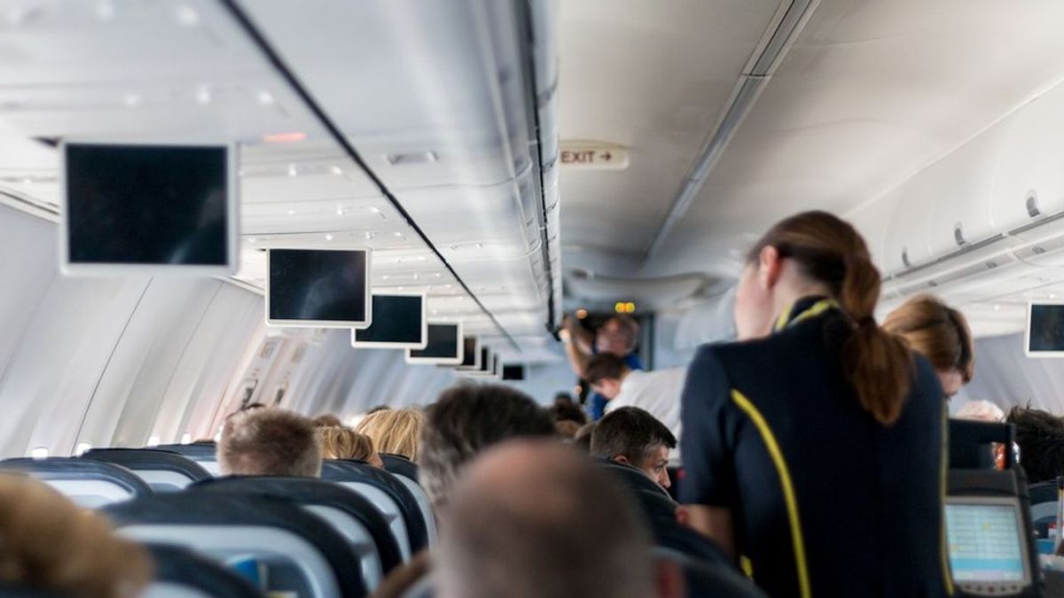 El agua y el café en los aviones, bajo sospecha: un estudio exige mayor limpieza en el servicio