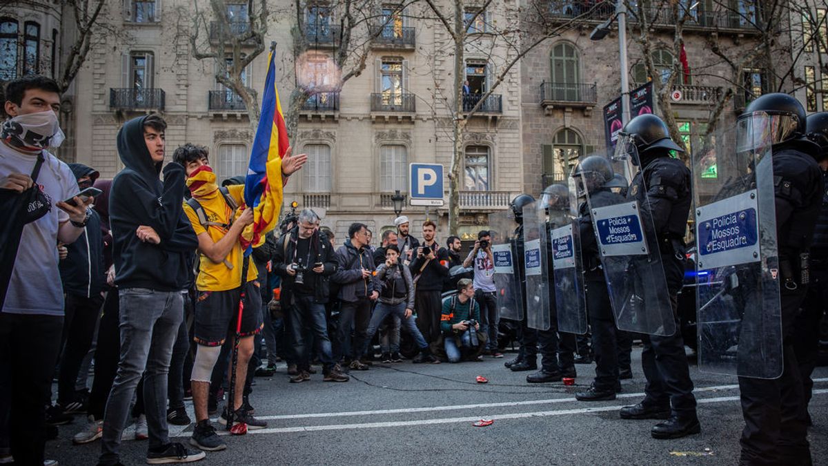 EuropaPress_1947244_Agentes_de_Mossos_de_Esquadra_intentan_controlar_a_unos_estudiantes_durante_la_manifestación_convocada_por_Universitats_per_la_República_dentro_de_la_huelga_general_en_Catalunya_impulsada_por_l