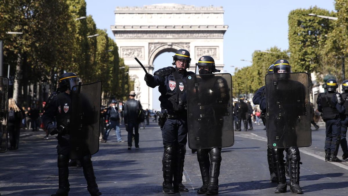 Más de un centenar de detenidos durante las protestas de los 'chalecos amarillos' en París