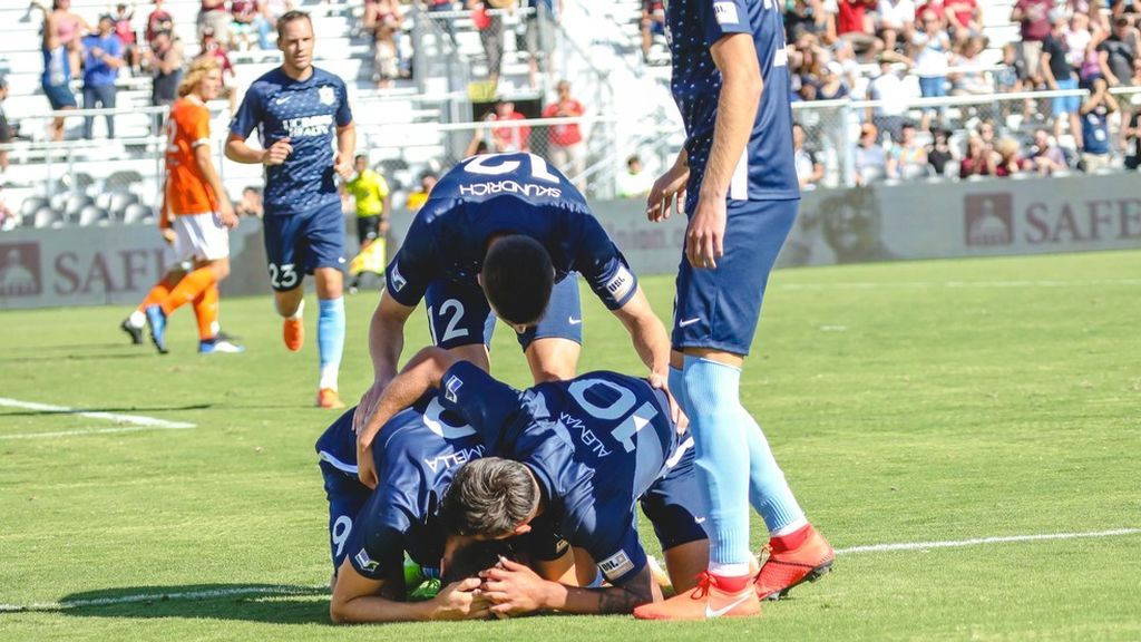 Un futbolista rompe a llorar durante una celebración y comunica a sus compañeros el fallecimiento de su padre tres horas antes