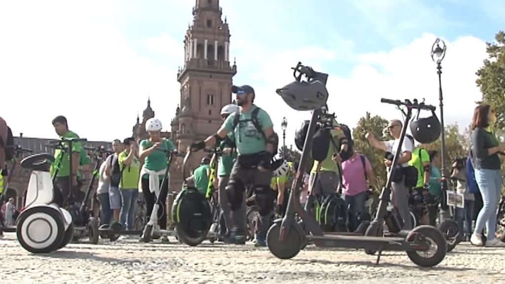 Los usuarios de los patinetes toman las calles de Sevilla: piden una norma estatal para unificar las calles
