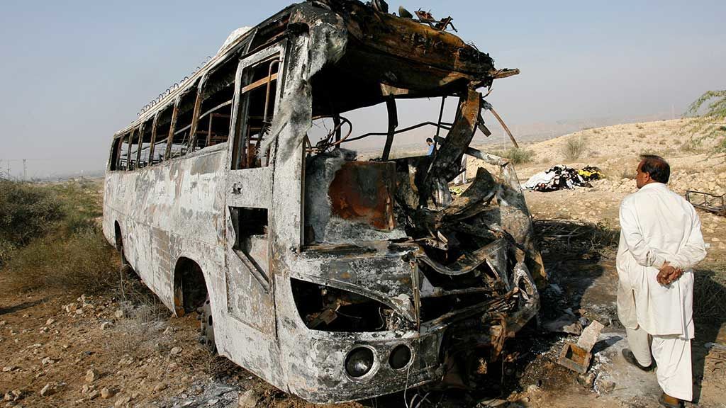 Al menos 26 muertos por un accidente de autobús en Pakistán Al menos 26 muertos por un accidente de autobús en Pakistán