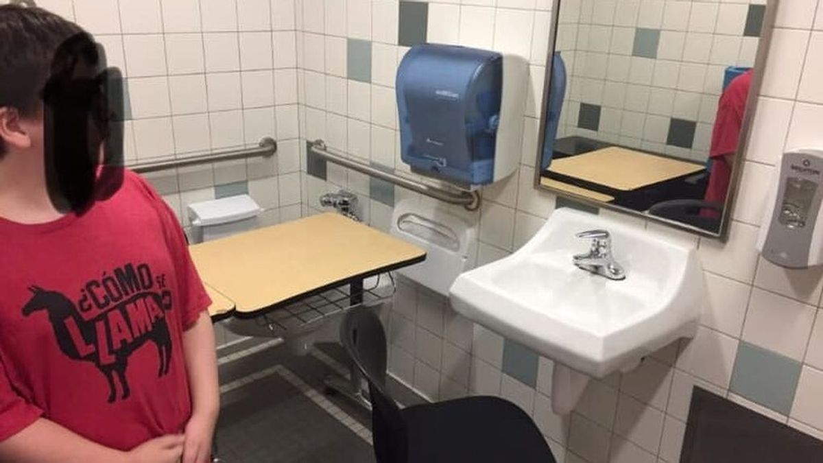 La denuncia de una madre al colegio de su hijo: el niño, con autismo, fue obligado a estudiar en el cuarto de baño