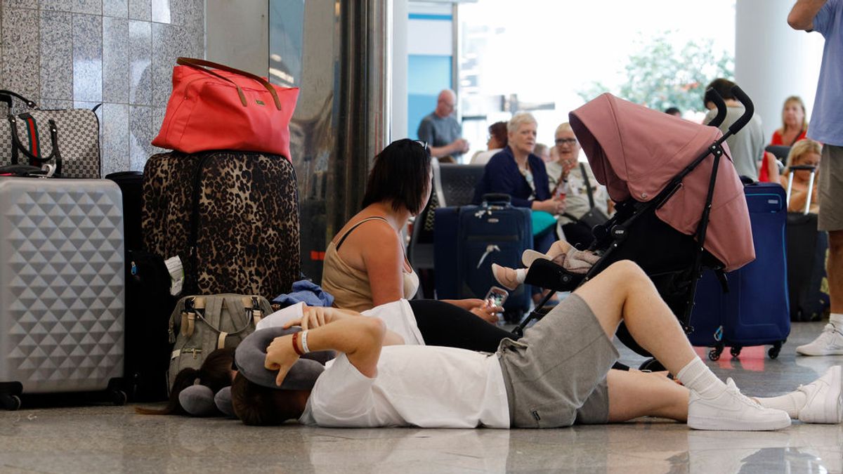 Colas y larga espera en muchos aeropuertos tras la quiebra de Thomas Cook Colas y larga espera en muchos aeropuertos tras la quiebra de Thomas Cook
