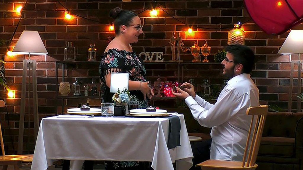 Manuel pide matrimonio a su novia en 'First Dates'