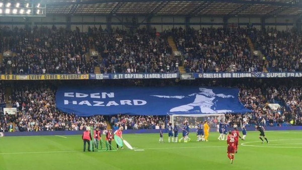 La afición del Chelsea se confunde y saca una pancarta enorme de Eden Hazard en el partido contra el Liverpool La afición del Chelsea se confunde y saca una pancarta enorme de Eden Hazard en el partido contra el Liverpool