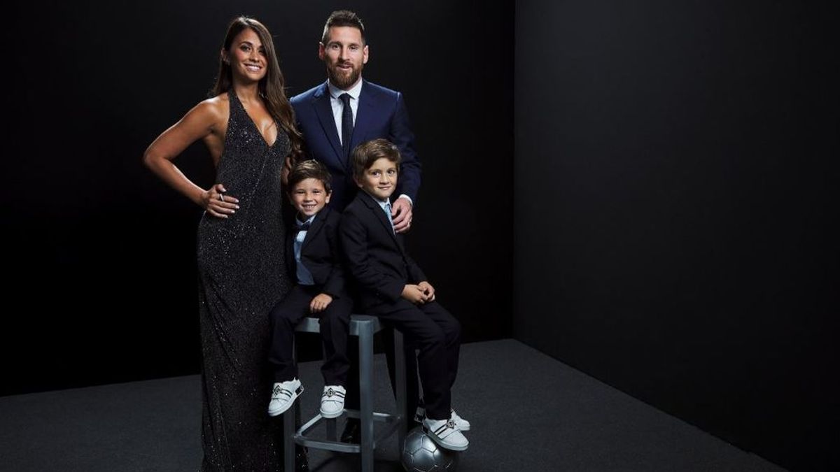 Leo Messi dedica el premio 'The Best' a sus hijos: "Les da vergüenza pedir una foto a estos extraordinarios jugadores" Leo Messi dedica el premio 'The Best' a sus hijos: "Les da vergüenza pedir una foto a estos extraordinarios jugadores"