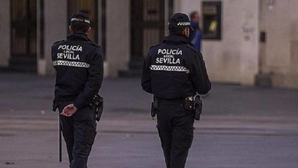 Dos guardias civiles patrullando por Sevilla Dos guardias civiles patrullando por Sevilla