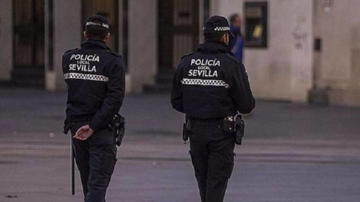 Dos guardias civiles patrullando por Sevilla
