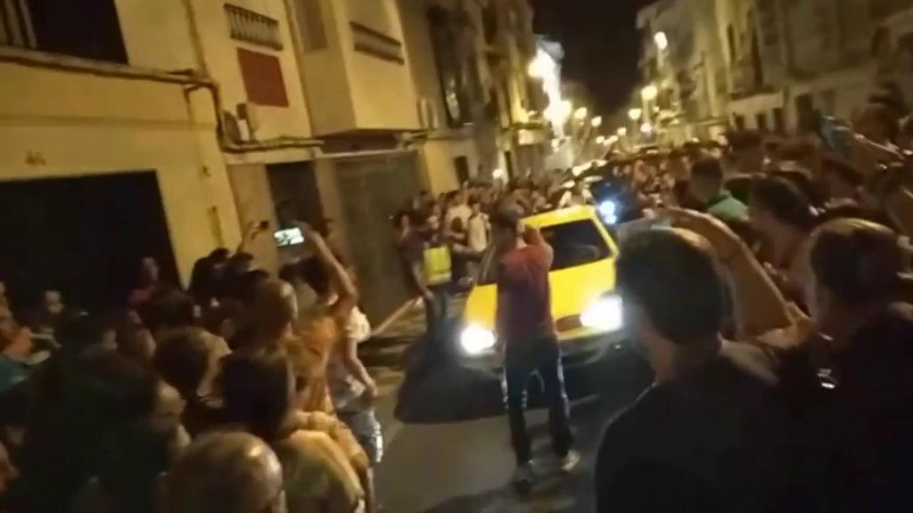 Cientos de personas se agolpan en la casa del detenido por el crimen de Cabra