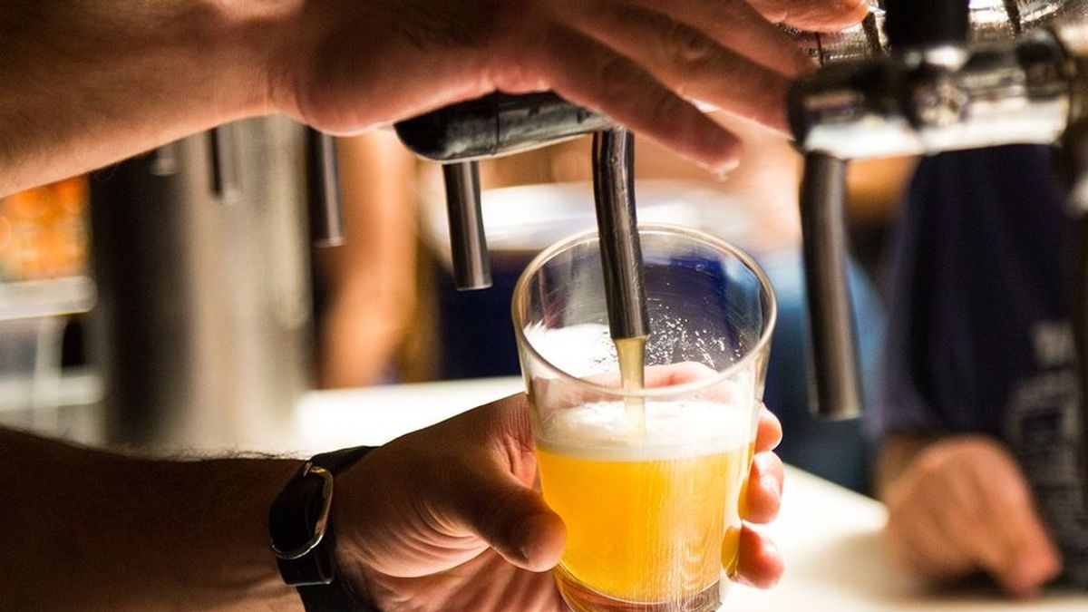Detienen a un hombre que se desnudó para que le sirvieran una cerveza en Gijón