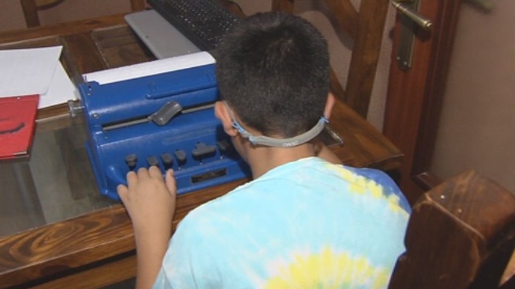 Un niño ciego traduce al braille las cartas de los restaurantes de Cádiz