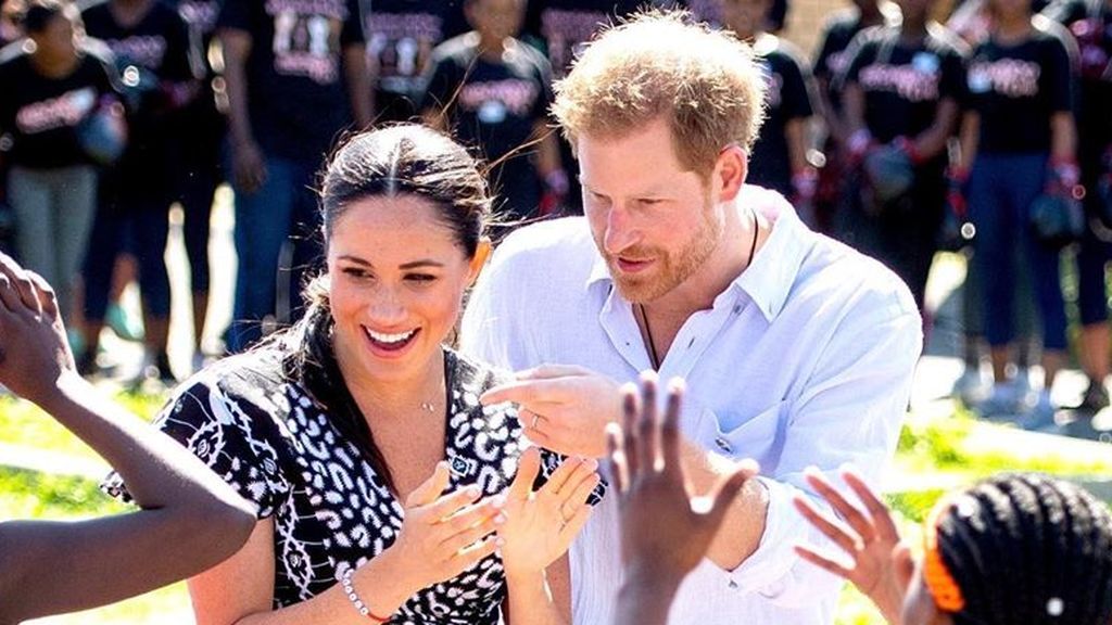 El divertido baile de los duques de Sussex durante su visita a África en el que Meghan Markle lo da todo