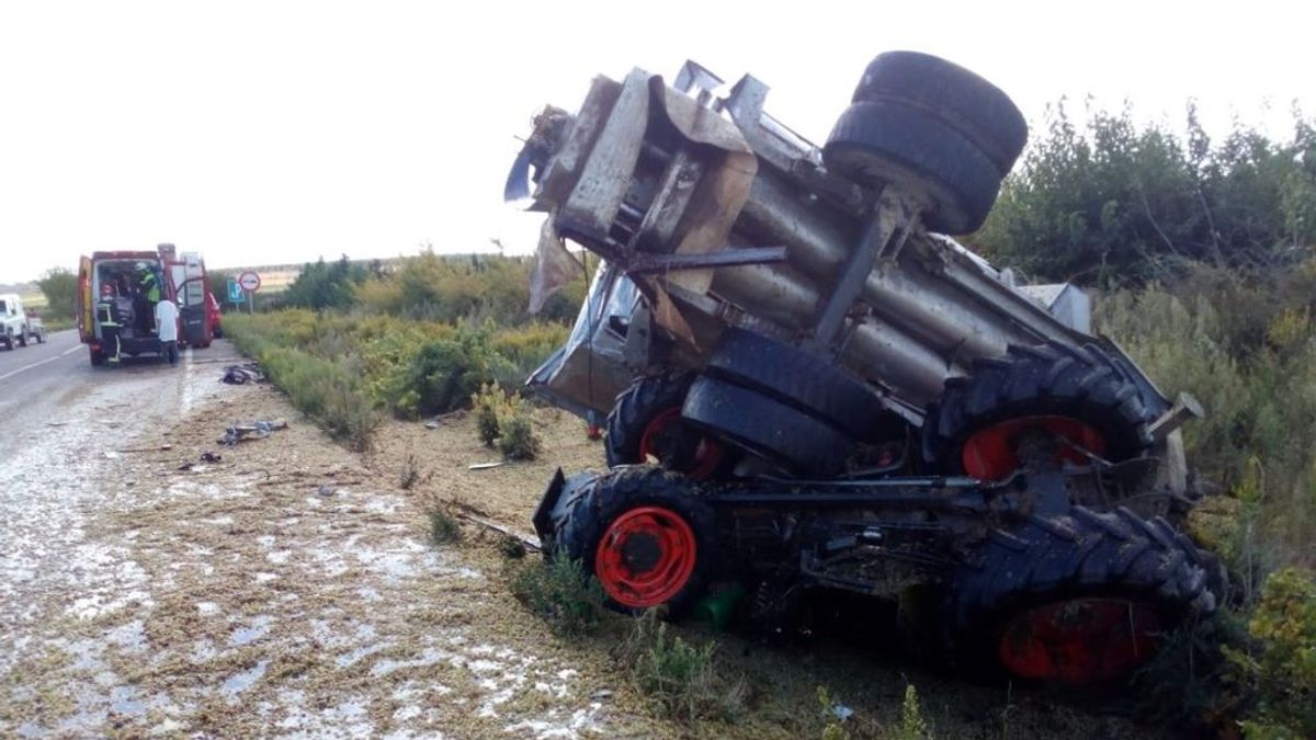 Muere una persona y otra resulta herida grave tras un brutal accidente entre un camión y un tractor en Olite