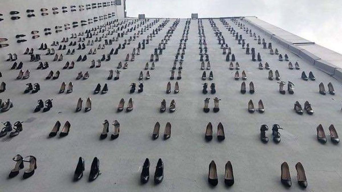440 pares de zapatos de mujer cuelgan en un edificio de Estambul. Es el número de mujeres asesinadas por sus maridos en Turquía durante un año. #reddit