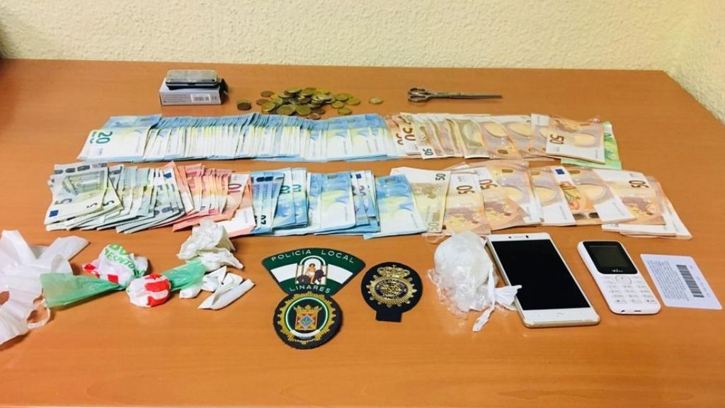 Detienen a un joven tras huir de un control dejando en un taxi bolsas con cocaína y 4.000 euros en Jaén Detienen a un joven tras huir de un control dejando en un taxi bolsas con cocaína y 4.000 euros en Jaén