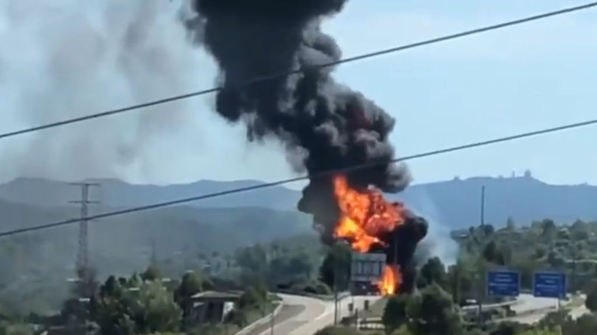 Se incendia un camión que transportaba material inflamable por la C-16 en Terrassa