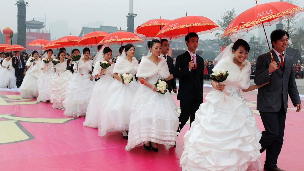 Familiares se casan y se divorcian 23 veces en un mes para conseguir viviendas gratuitas del Estado Familiares se casan y se divorcian 23 veces en un mes para conseguir viviendas gratuitas del Estado