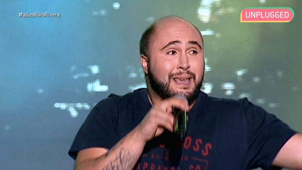 Kiko Rivera interpretando su tema 'Así soy yo' con algún que otro gallo