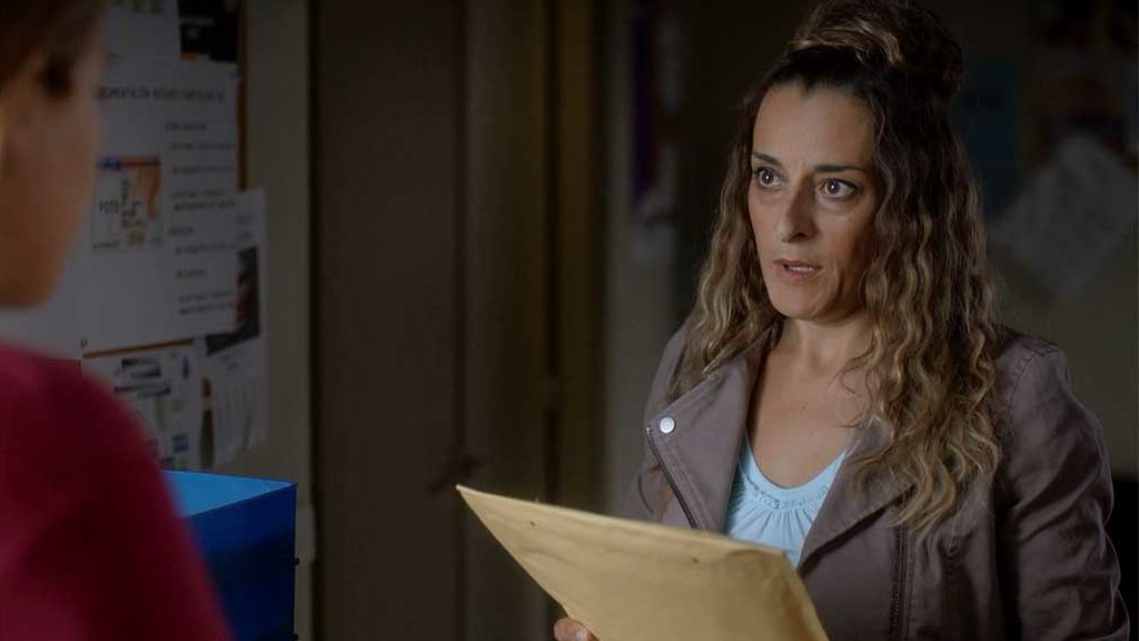 Desirée entrega un paquete a la policía