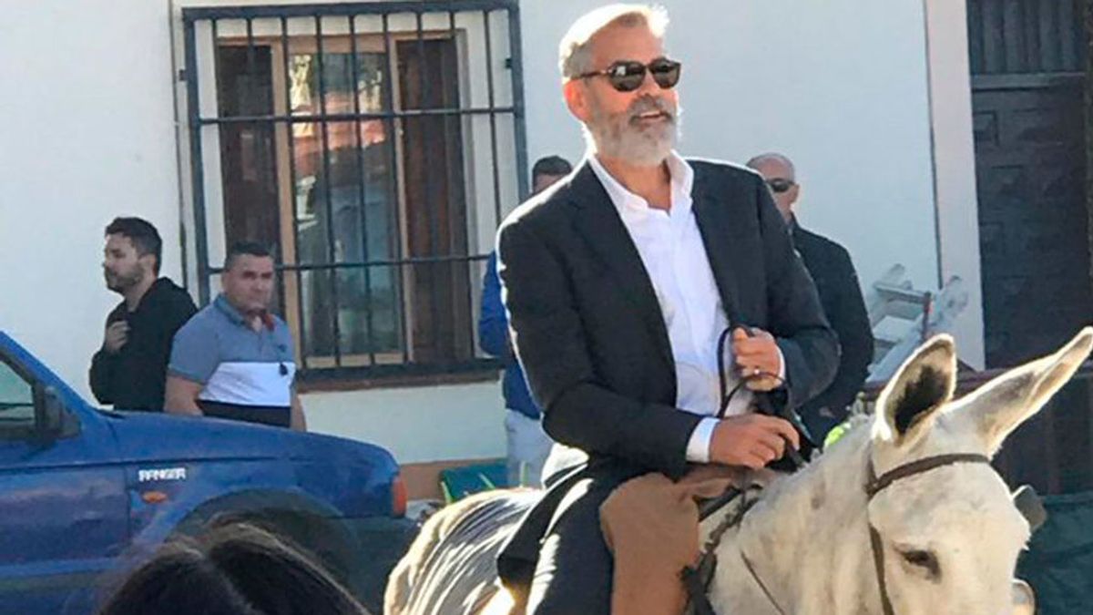 George Clooney revoluciona Navalcarnero montado en un burro George Clooney revoluciona Navalcarnero montado en un burro