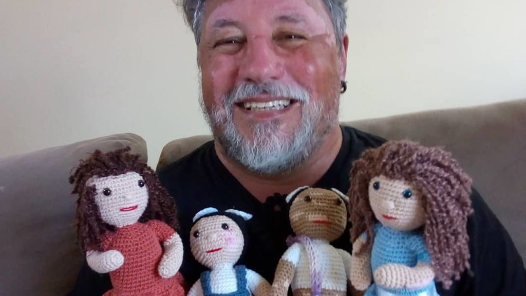 Joao Stanganelli y algunas de las muñecas que él mismo ha hecho Joao Stanganelli y algunas de las muñecas que él mismo ha hecho