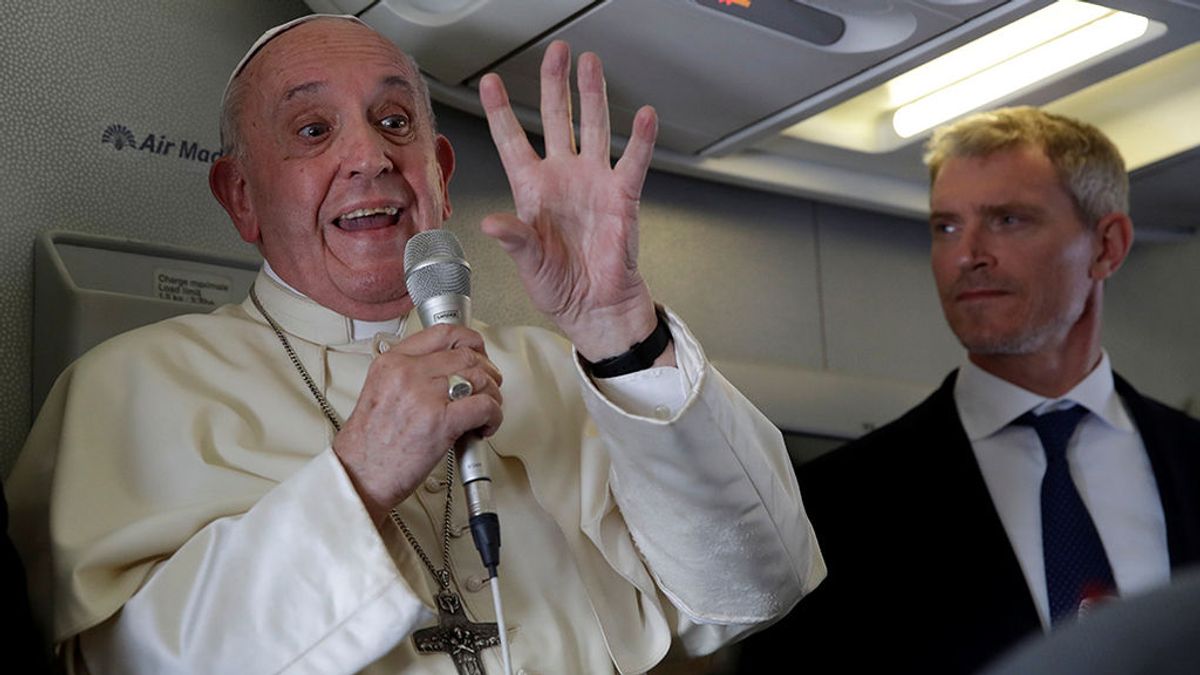 El Papa Francisco declina la invitación de los obispos para visitar España porque prefiere centrarse en "países pequeños" El Papa Francisco declina la invitación de los obispos para visitar España porque prefiere centrarse en "países pequeños"