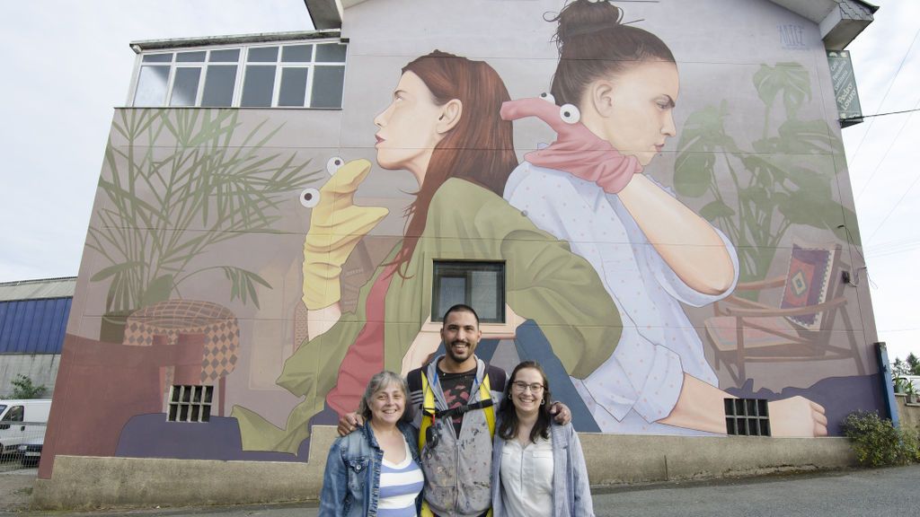 María José y su hija Araceli con Artez, el artista de la obra