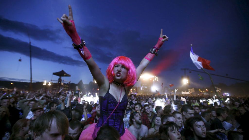 Una fan, vibrando a hombros durante un concierto al aire libre