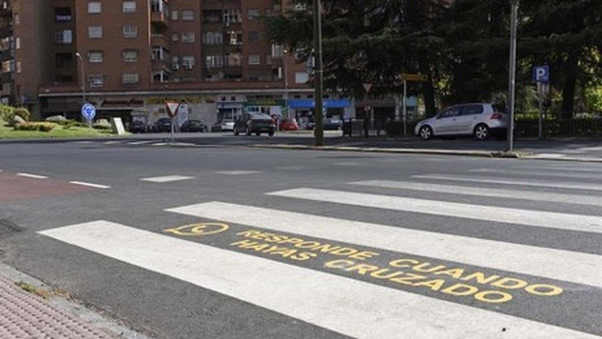 Se rompe el peroné por una alcantarilla al cruzar por un paso de peatones en Reus