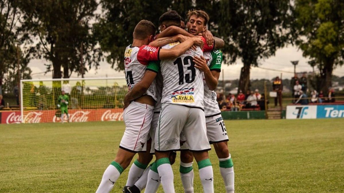 Conmoción en el fútbol uruguayo: un jugador de 17 años se desvanece y fallece en el hospital