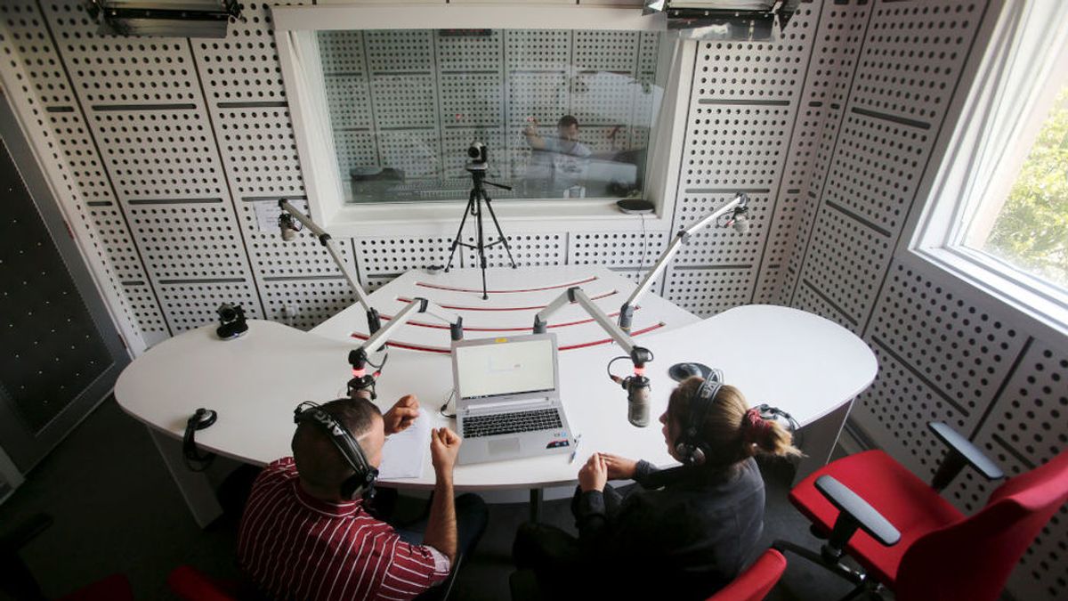 El dueño de una radio de Argentina agrede a una locura en pleno directo de su programa El dueño de una radio de Argentina agrede a una locura en pleno directo de su programa