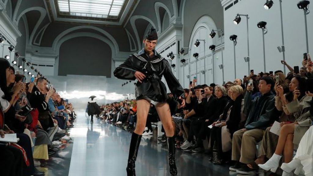 La manera de desfilar del modelo Leon Dame en París abre un debate en redes