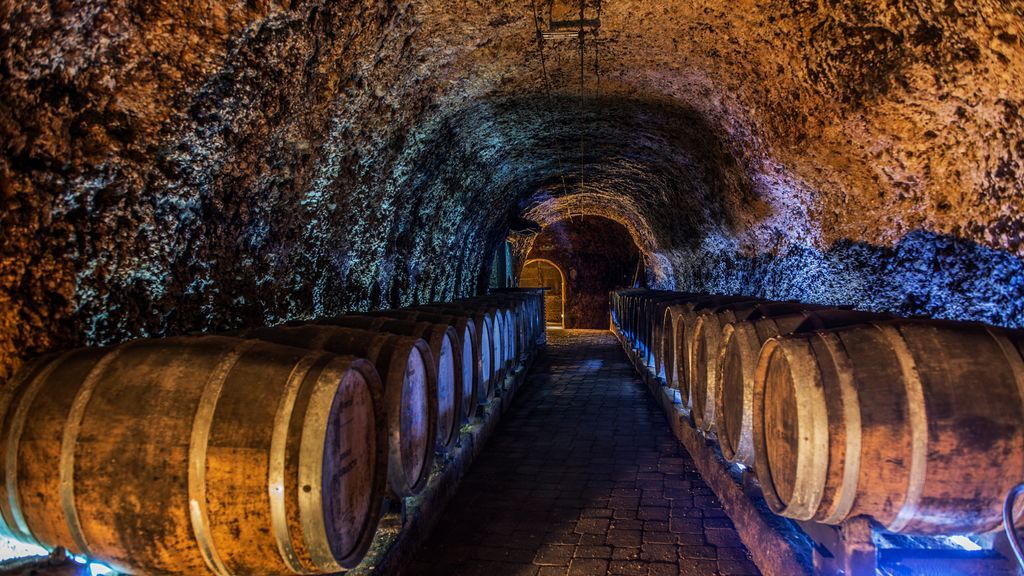 Bodegas subterráneas: el placer de una copa de vino bajo tierra