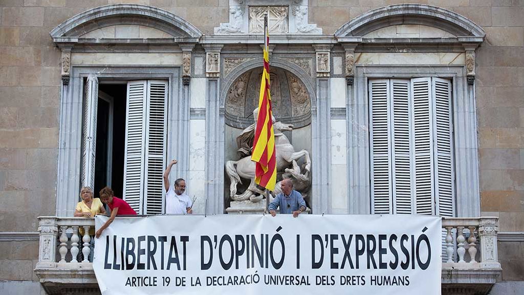 El gobierno catalán cuelga otra pancarta en el balcón de la Generalitat El gobierno catalán cuelga otra pancarta en el balcón de la Generalitat