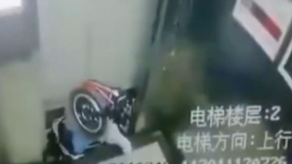 Segundos de angustia durante el rescate de un bebé que quedó atrapado entre las puertas de un ascensor