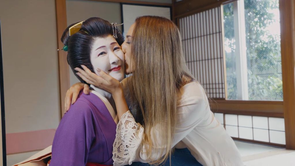 Mónica Naranjo descubre la vida oculta de las geishas y consigue lo imposible: ¡un beso!