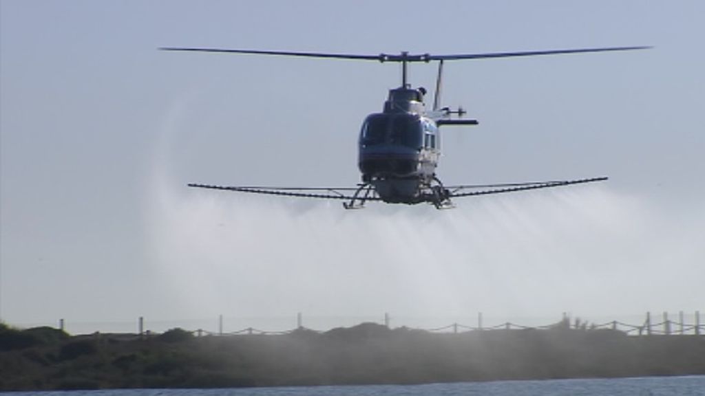 Un helicóptero fumigador para deshacerse de los mosquitos