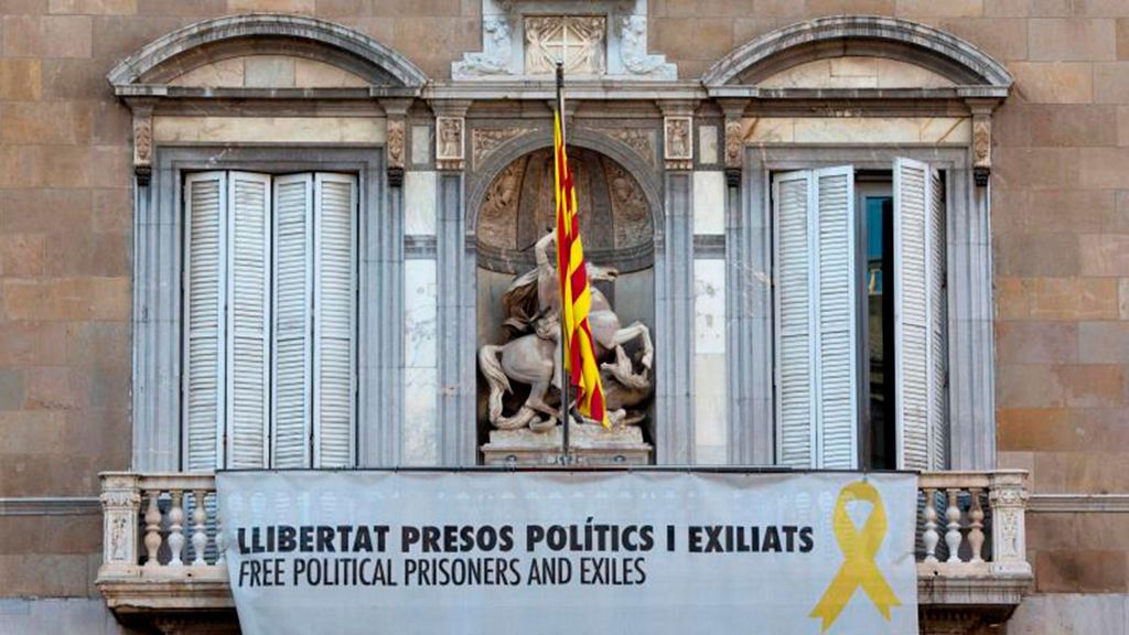 Pancarta a favor de los presos en la fachada de la Generalitat Pancarta a favor de los presos en la fachada de la Generalitat