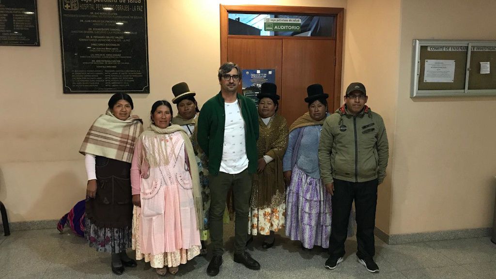 El doctor recibió en su hotel a los familiares de un paciente al que intervino en Bolivia
