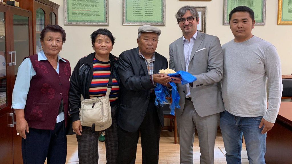 El doctor González Rivas recibe a los familiares de un paciente operado en Mongolia