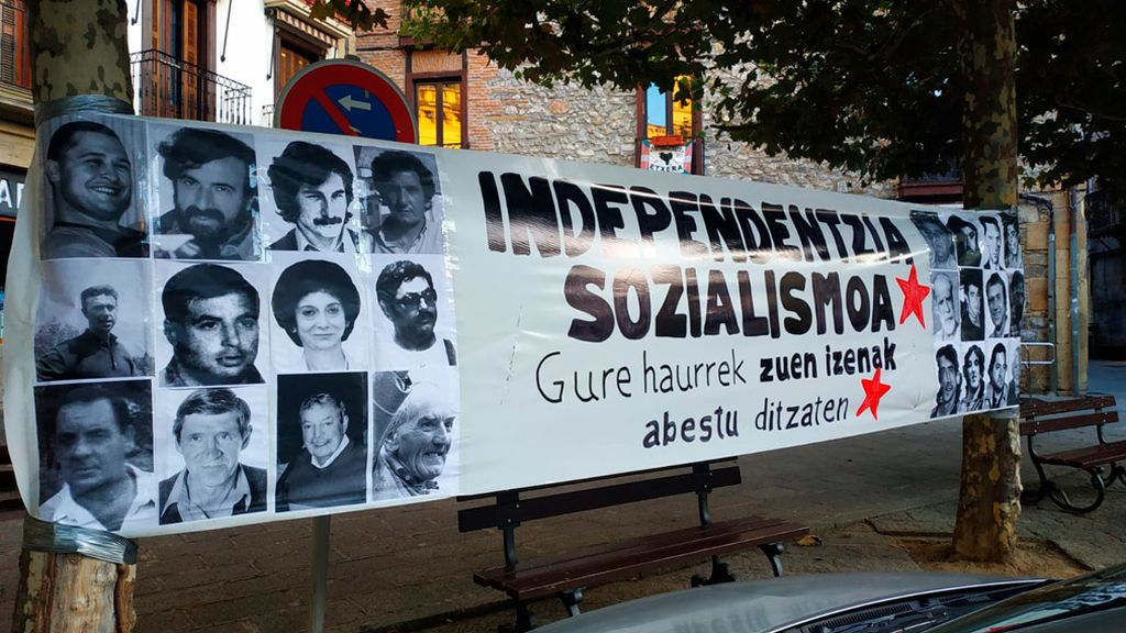 Una pancarta homenajea a miembros de ETA en Hernani en el dia del Gudari eguna Una pancarta homenajea a miembros de ETA en Hernani en el dia del Gudari eguna
