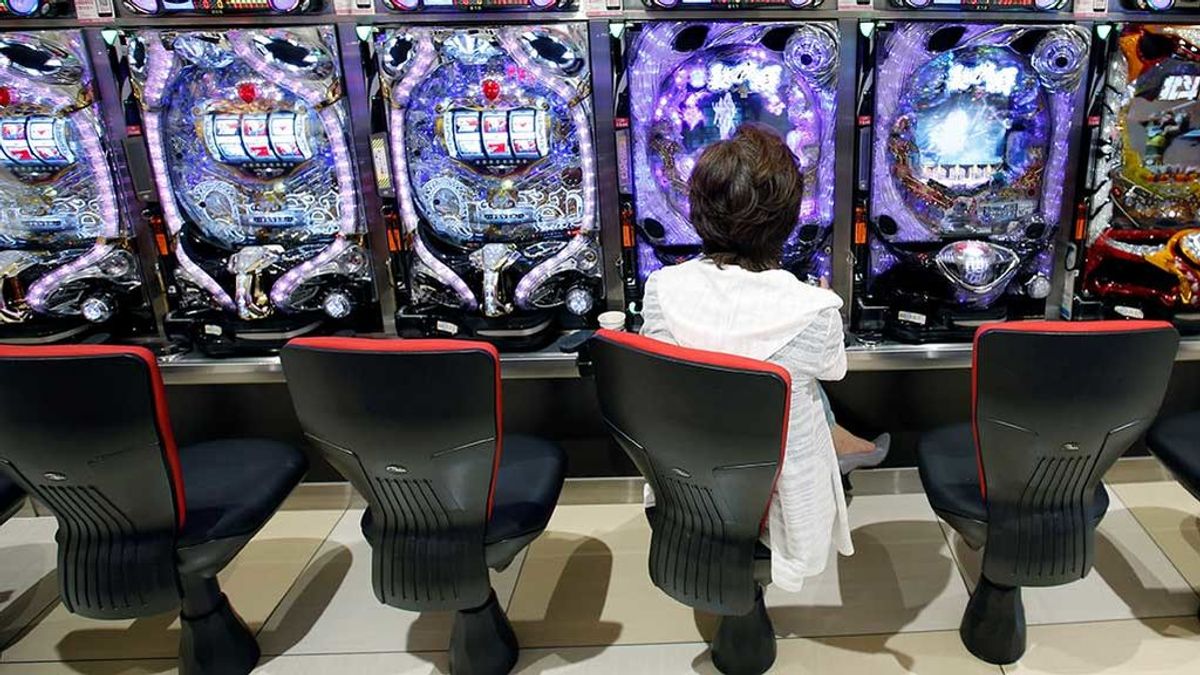 La Policía lanza una operación en toda España contra los locales de apuestas que admiten a menores La Policía lanza una operación en toda España contra los locales de apuestas que admiten a menores